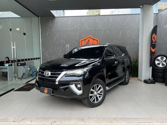 TOYOTA HILUX SW4 2.8 SRX 4X4 7 LUGARES 16V TURBO INTERCOOLER DIESEL 4P AUTOMÁTICO TOYOTA HILUX SW4 2.8 SRX 4X4 7 LUGARES 16V TURBO INTERCOOLER DIESEL 4P AUTOMÁTICO